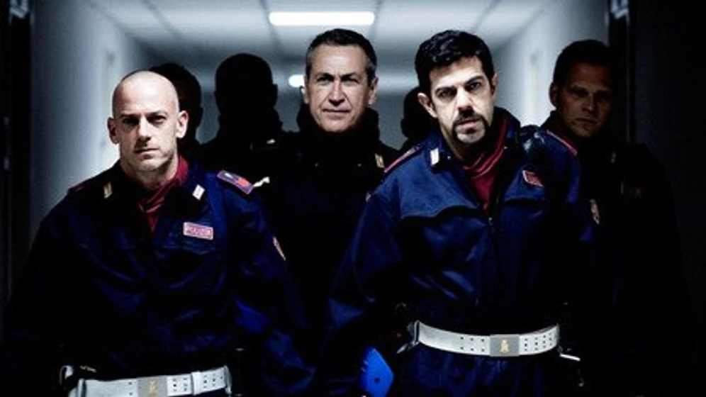 Pierfrancesco Favino, Marco Giallini y Domenico Diele en a-c-a-b-all-cops-are-bastards
