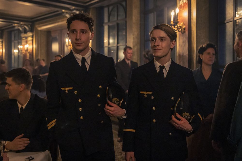 Louis Hofmann y Jonathan Berlin en El Falsificador de Pasaportes