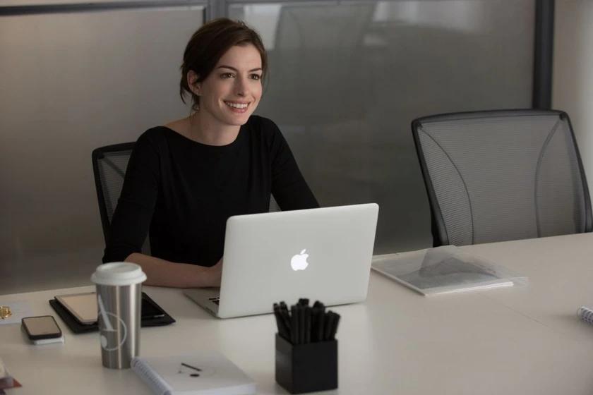 Anne Hathaway en el-becario