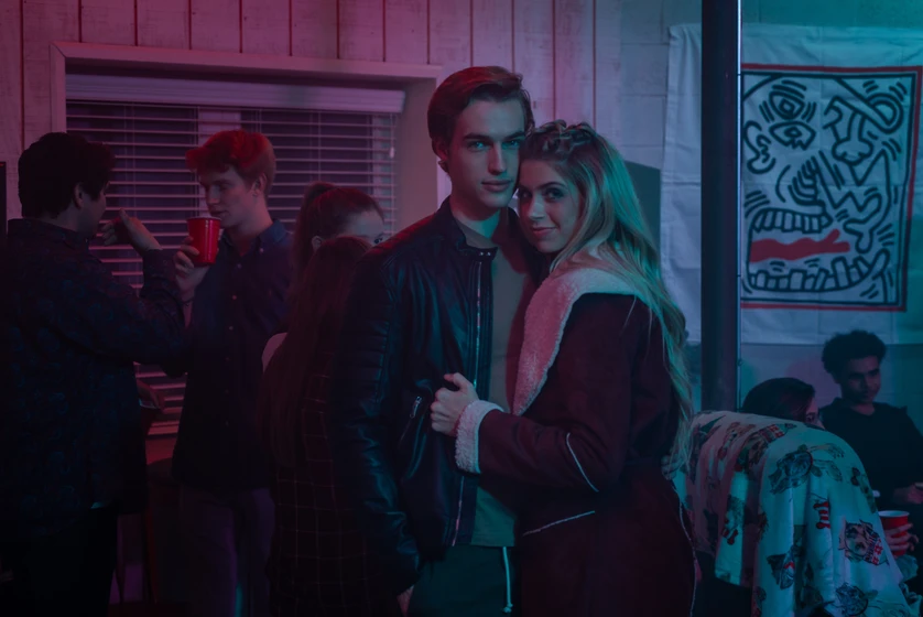 Alexandria Deberry y Trevor Stines en secretos-en-el-lago