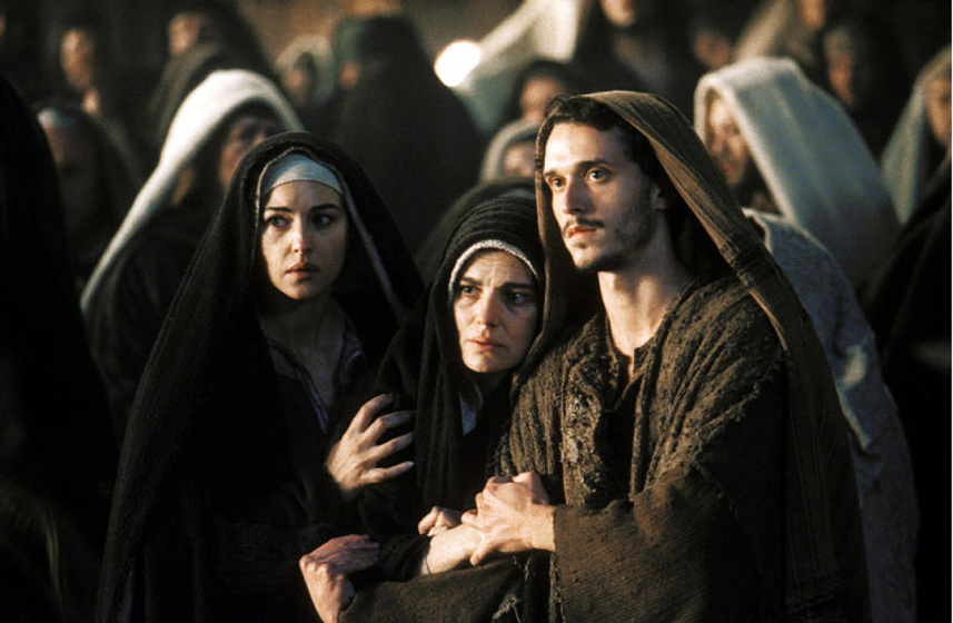 Monica Bellucci y Maia Morgenstern en La Pasión de Cristo