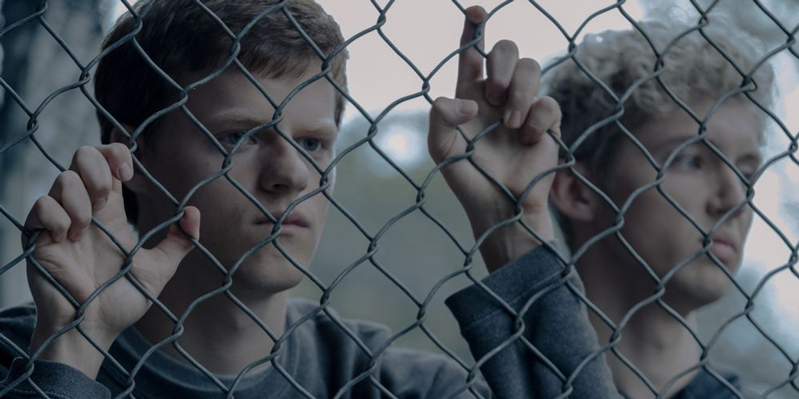 Lucas Hedges y Troye Sivan en Identidad Borrada