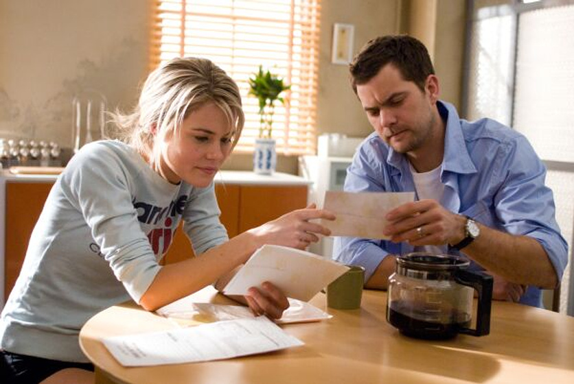 Joshua Jackson y Rachael Taylor en Retratos del más allá