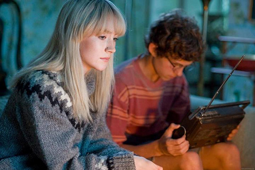 George MacKay y Saoirse Ronan en Mi Vida Ahora