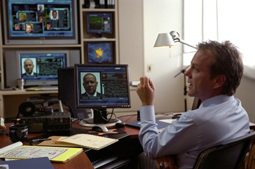 Kiefer Sutherland en La Sombra de la Sospecha