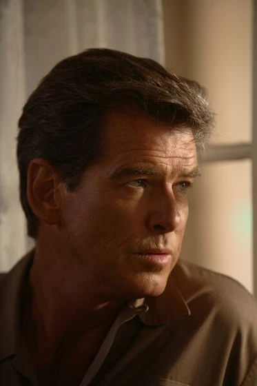 Pierce Brosnan en el-juego-del-matrimonio