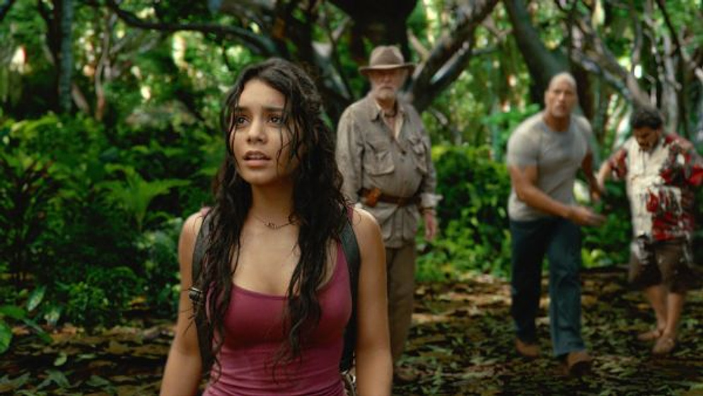 Michael Caine, Luis Guzmán, Dwayne Johnson y Vanessa Hudgens en Viaje al centro de la tierra 2. La Isla misteriosa