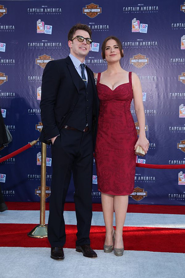 Chris Evans y Hayley Atwell en Capitán América. El primer Vengador (Worl Premiere en Los Angeles. Julio 2011)