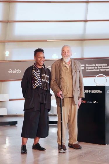 Marianne Jean-Baptiste y Mike Leigh en mi-unica-familia (Festival de San Sebastián. Septiembre 2024)