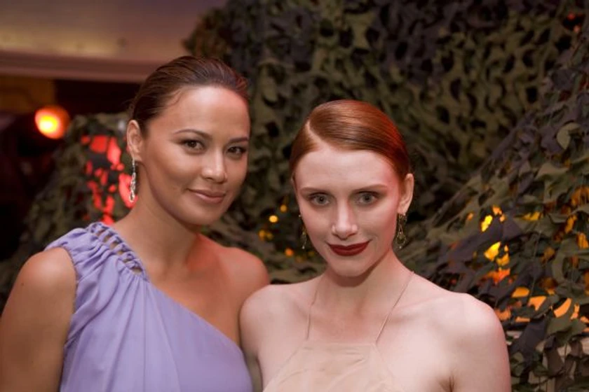 Bryce Dallas Howard y Moon Bloodgood en terminator-salvation (Premiere en Paris. Mayo 2009)