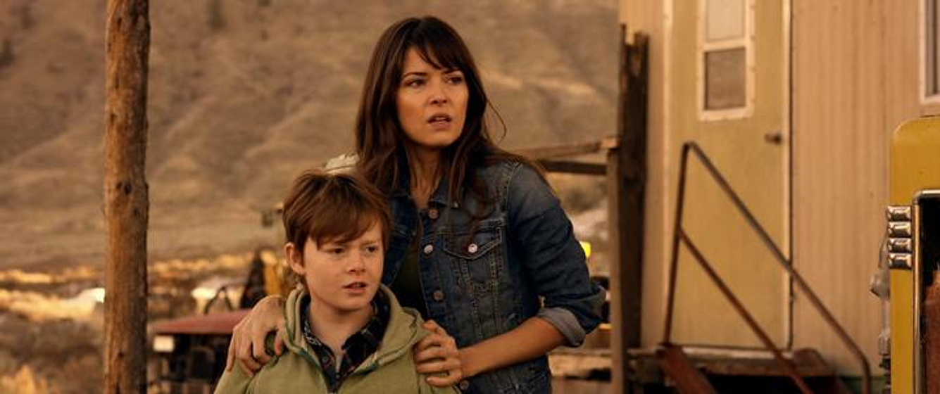 Sarah Lind y Jakob Davies en El Agente