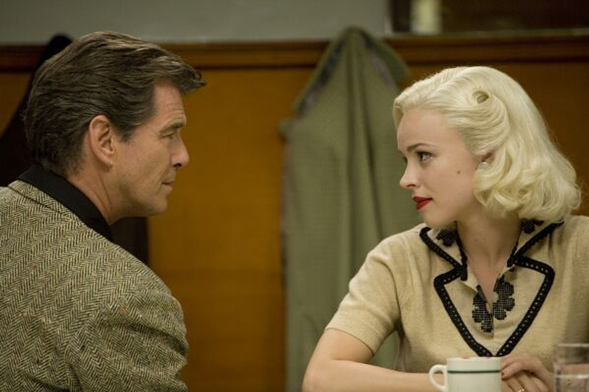 Pierce Brosnan y Rachel McAdams en El Juego del matrimonio