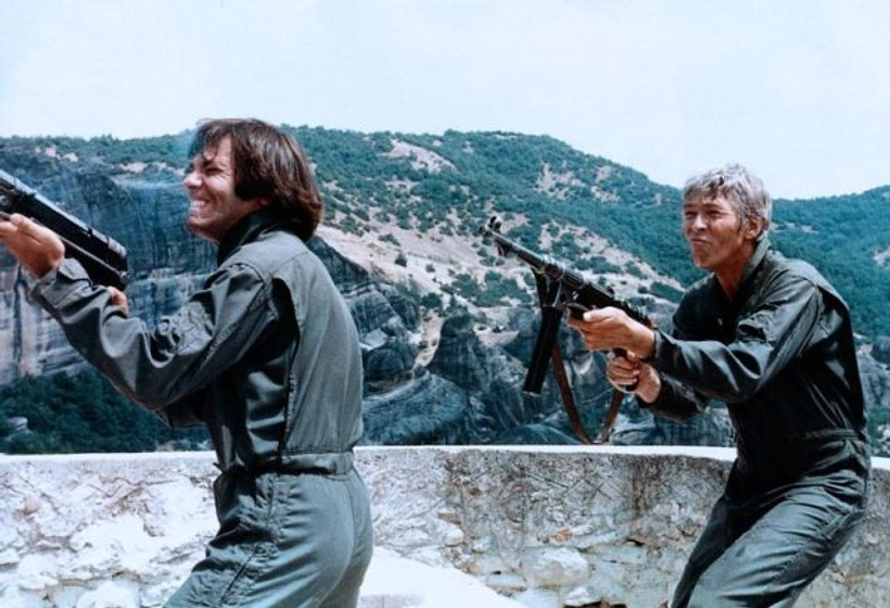 James Coburn en El Asalto de los Hombres Pájaro