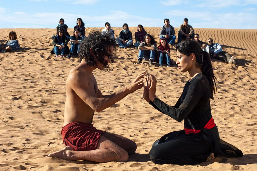 Reece Ritchie y Freida Pinto en El Bailarín del desierto