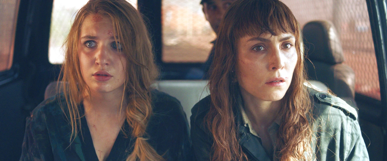 Noomi Rapace y Sophie Nélisse en la-protectora