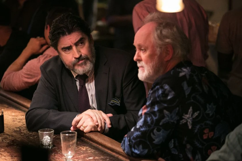 Alfred Molina y John Lithgow en el-amor-es-extrano