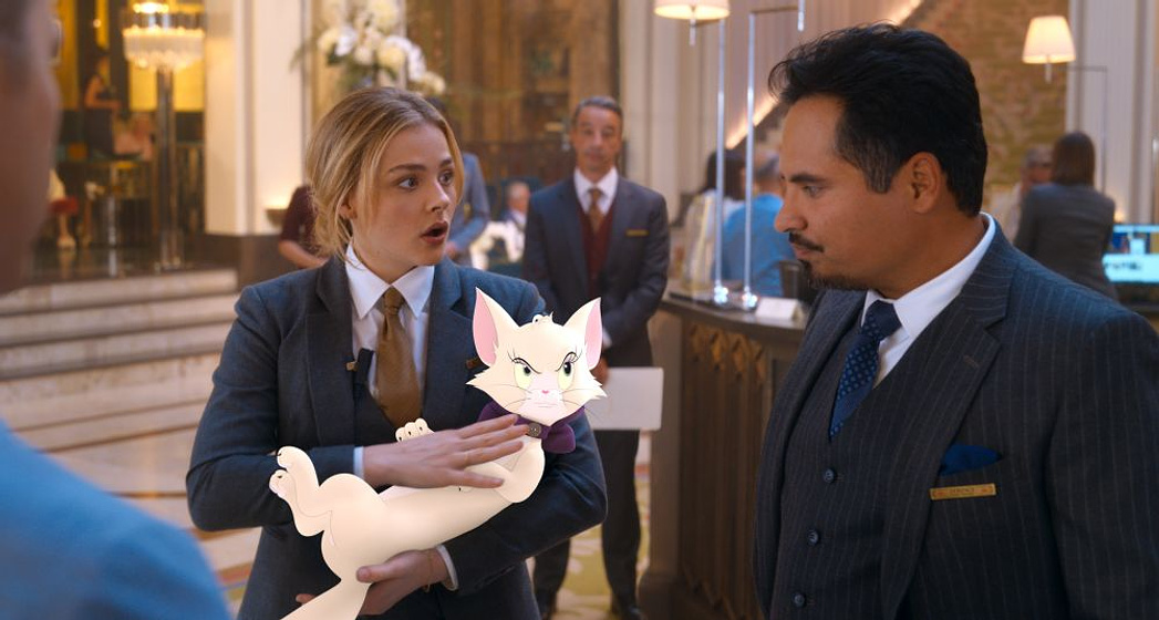 Michael Peña y Chloë Grace Moretz en Tom y Jerry