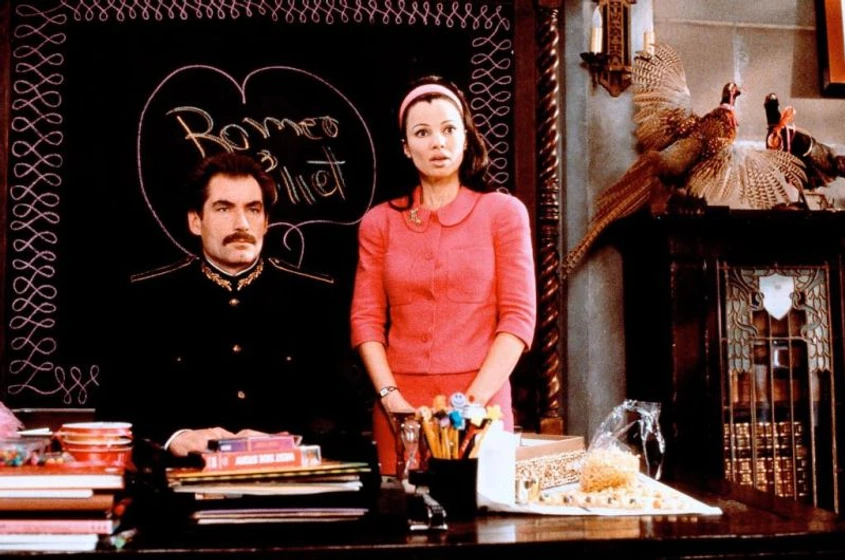 Timothy Dalton y Fran Drescher en La Niñera y el Presidente