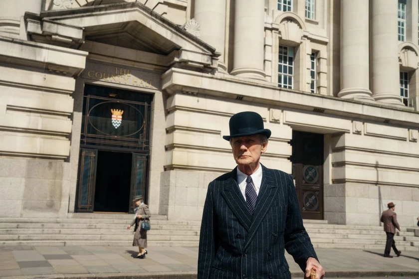 Bill Nighy en living