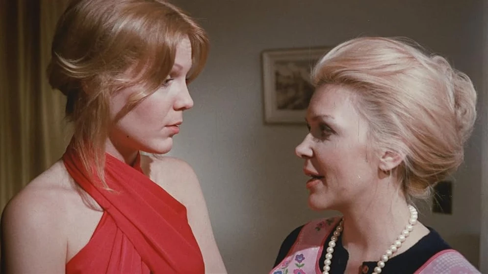 Jennifer Welles y Mary Mendum en confessions-of-a-young-american-housewife