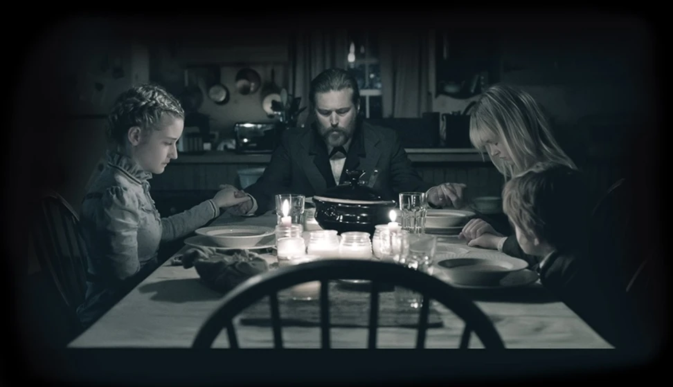 Bill Sage, Julia Garner y Ambyr Childers en somos-lo-que-somos