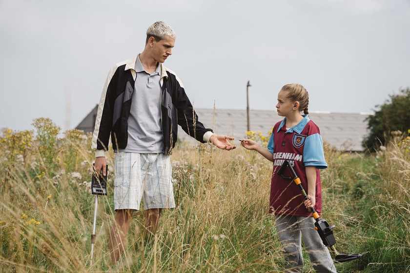 Harris Dickinson y Lola Campbell en Scrapper