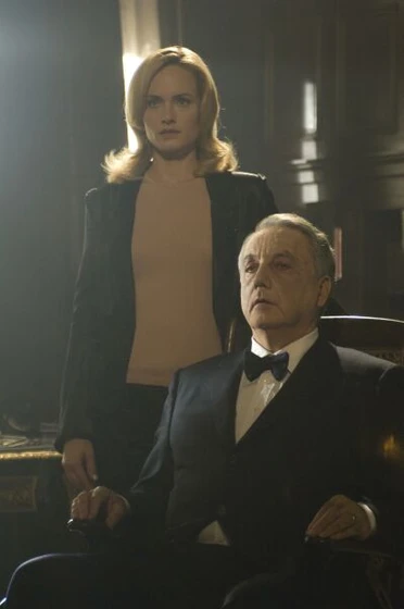 Bob Gunton y Amber Valletta en silencio-desde-el-mal