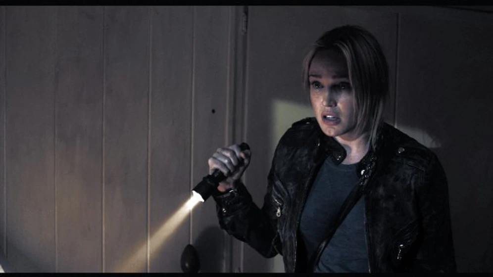 Caity Lotz en el-pacto-a9c85267-87f8-4b65-83a4-64c913416c47