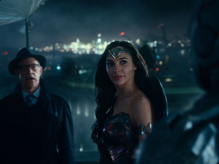 J.K. Simmons y Gal Gadot en La Liga de la Justicia