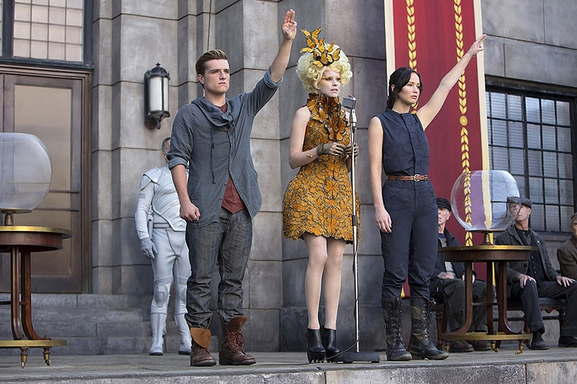 Elizabeth Banks, Josh Hutcherson y Jennifer Lawrence en Los Juegos del Hambre. En Llamas
