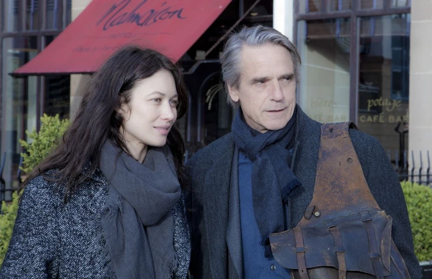 Jeremy Irons y Olga Kurylenko en la-correspondencia