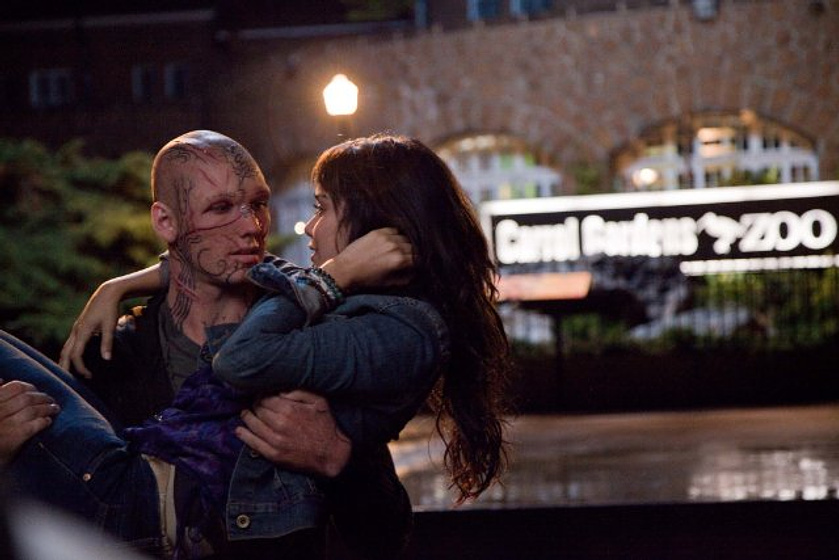 Vanessa Hudgens y Alex Pettyfer en El Corazón de la Bestia