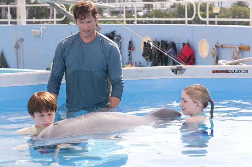 Harry Connick Jr., Nathan Gamble y Cozi Zuehlsdorff en La Gran aventura de Winter el delfín