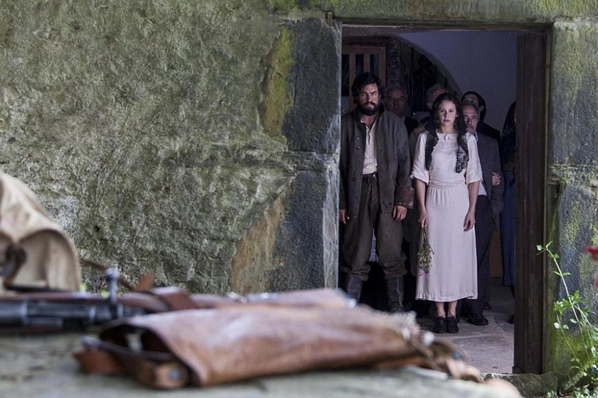 Mario Casas y Irene Escolar en Bajo la Piel de lobo