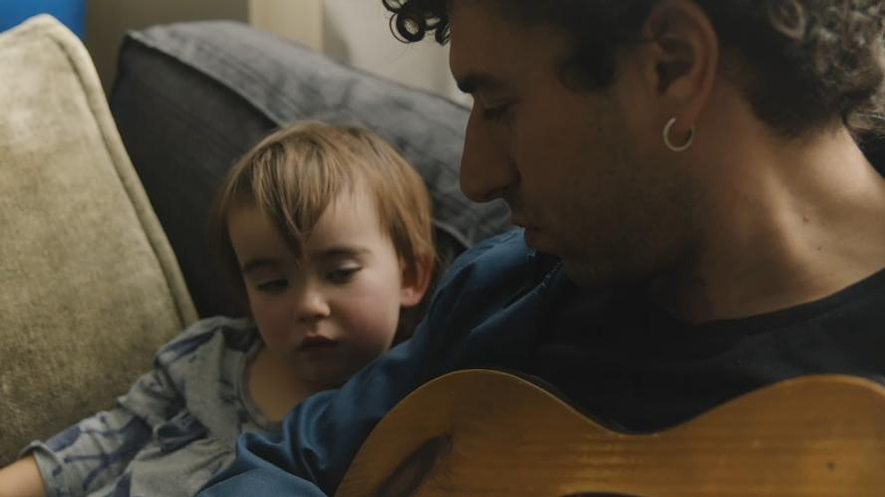 Mounir al Shami y Avery Nayman en Matt and Mara