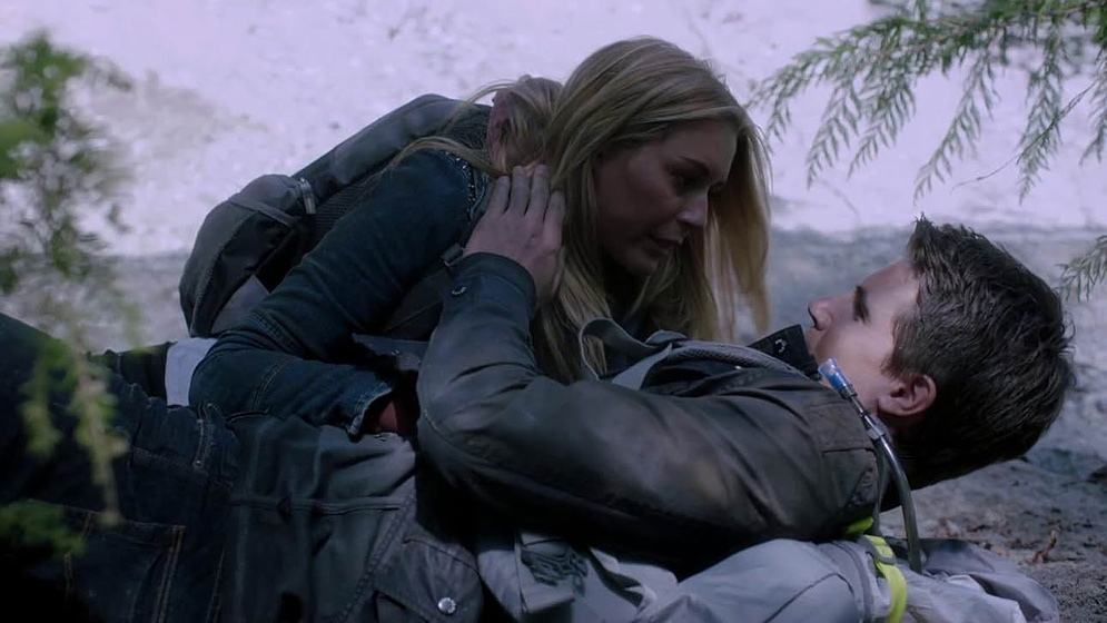 Robbie Amell y Alexa PenaVega en Cazadores de Leyendas