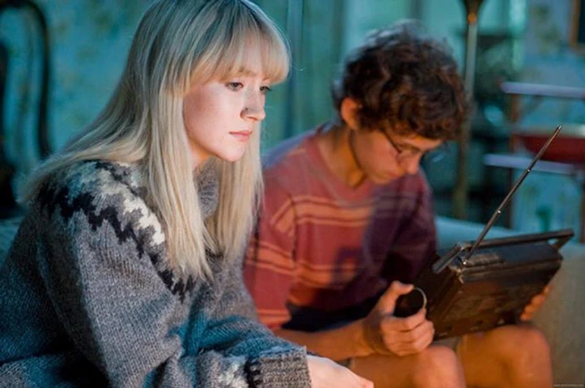 George MacKay y Saoirse Ronan en Mi Vida Ahora