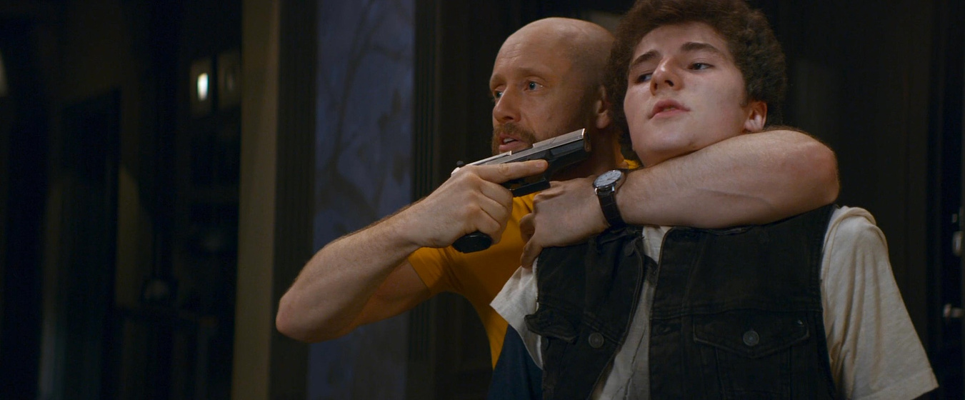 Aksel Hennie y Julian Feder en The Doorman