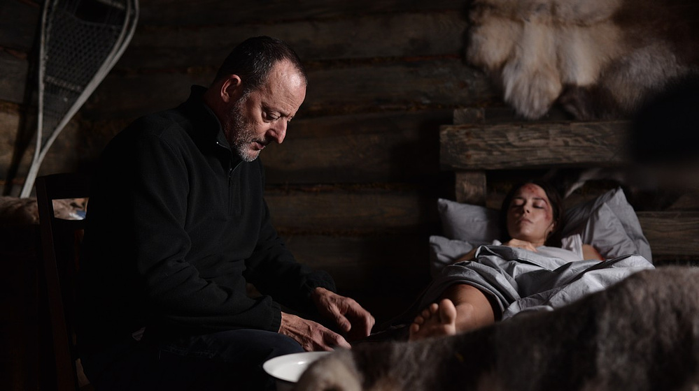 Jean Reno y Sarah Lind en A Sangre Fría