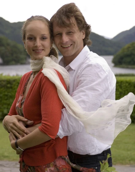 Hendrik Duryn y Lara-Joy Körner en Niebla sobre el Castillo