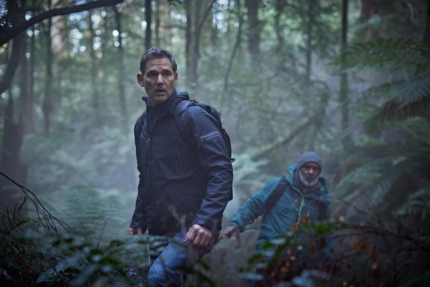 Eric Bana y Tony Briggs en naturaleza-salvaje