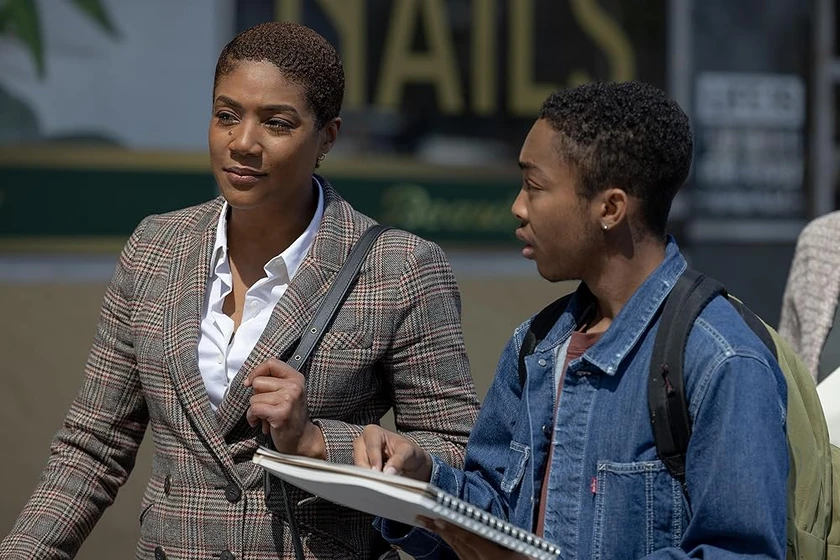 Tiffany Haddish y Asante Blackk en paisaje-con-mano-invisible