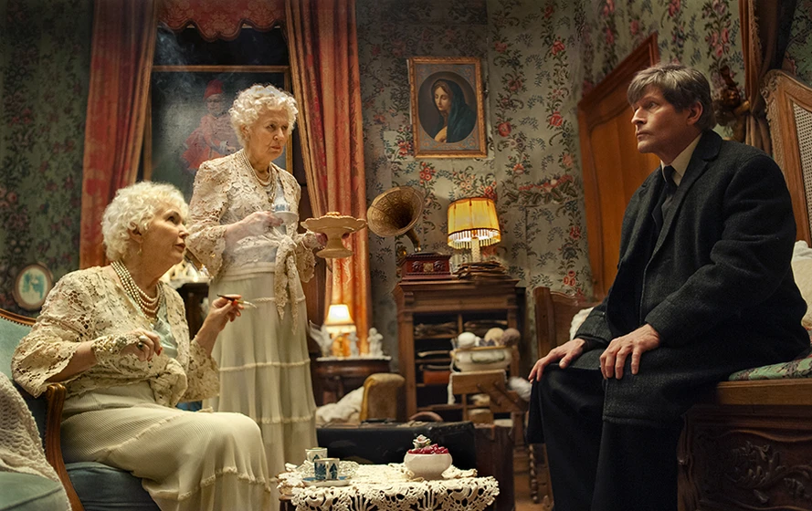 Crispin Glover, Fionnula Flanagan y Sunnyi Melles en mr-k