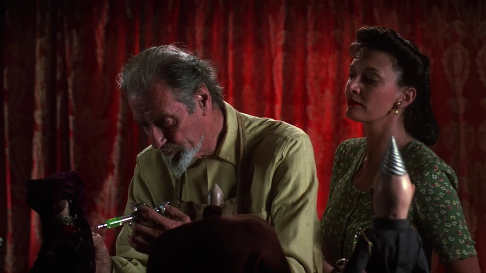Guy Rolfe y Sarah Douglas en la-venganza-de-los-munecos-2-puppet-master-iii