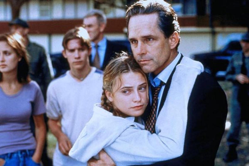 Monica Keena y Gregory Harrison en La Guardaespaldas