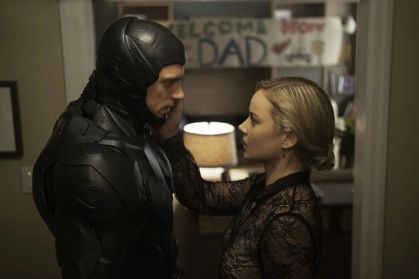 Abbie Cornish y Joel Kinnaman en Robocop