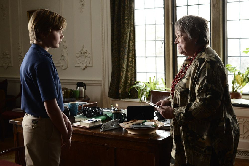 Kathy Bates y Garrett Wareing en El Coro
