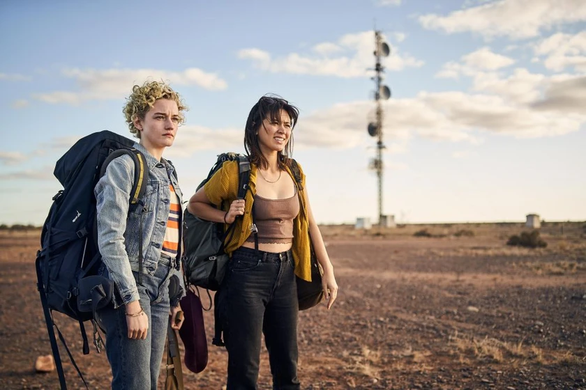 Julia Garner y Jessica Henwick en hotel-royal