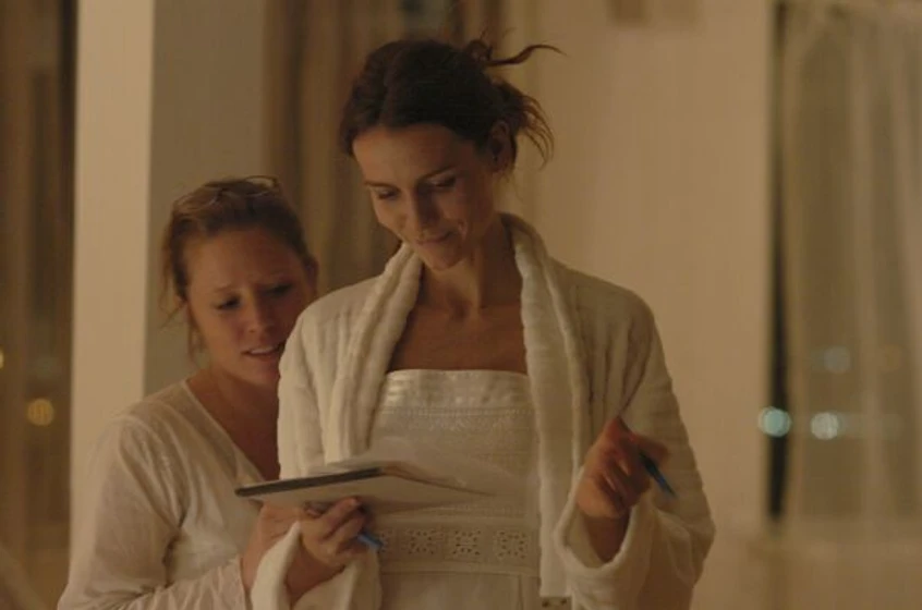 Saffron Burrows y Amy Redford en the-guitar