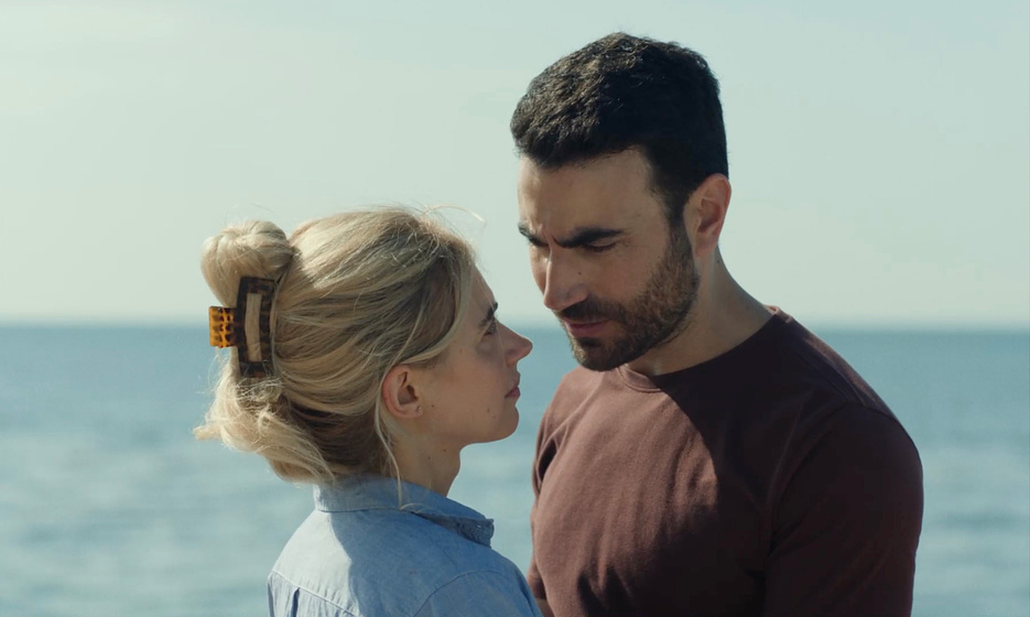 Imogen Poots y Brett Goldstein en Contigo, Todo
